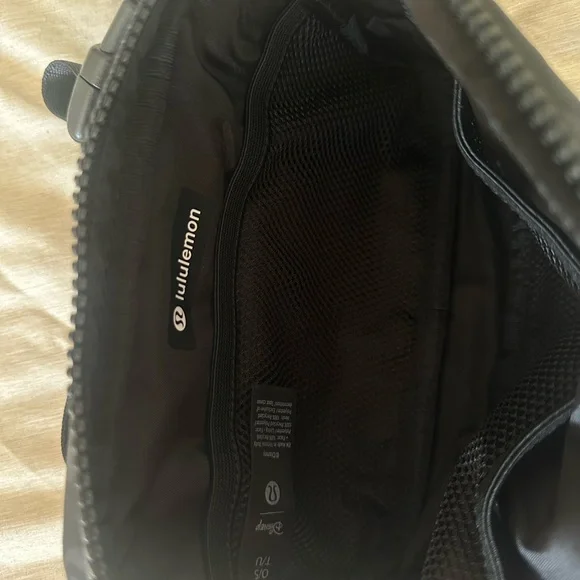 lululemon athletica Disney NWT Belt Bag black and grey - Picture 6 of 6
